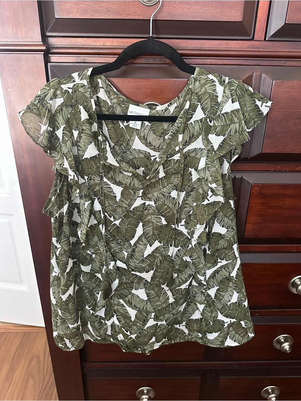Liz Claiborne Sz XL Olive Green Leaf Print Ruffled Short Sleeve Top
